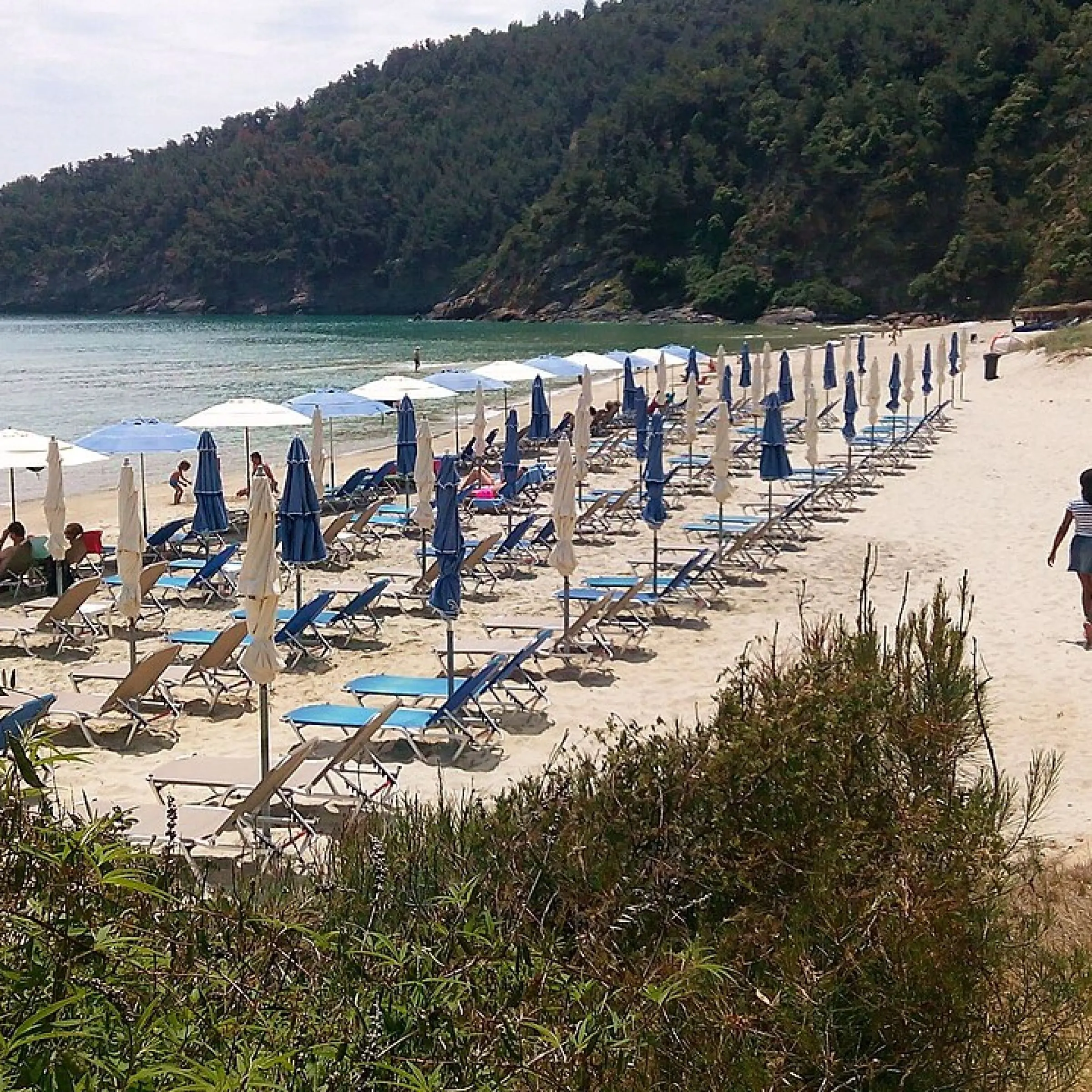 &Pi;&alpha;&rho;ά&delta;&epsilon;&iota;&sigma;&omicron;&sigmaf; (Paradise Beach)