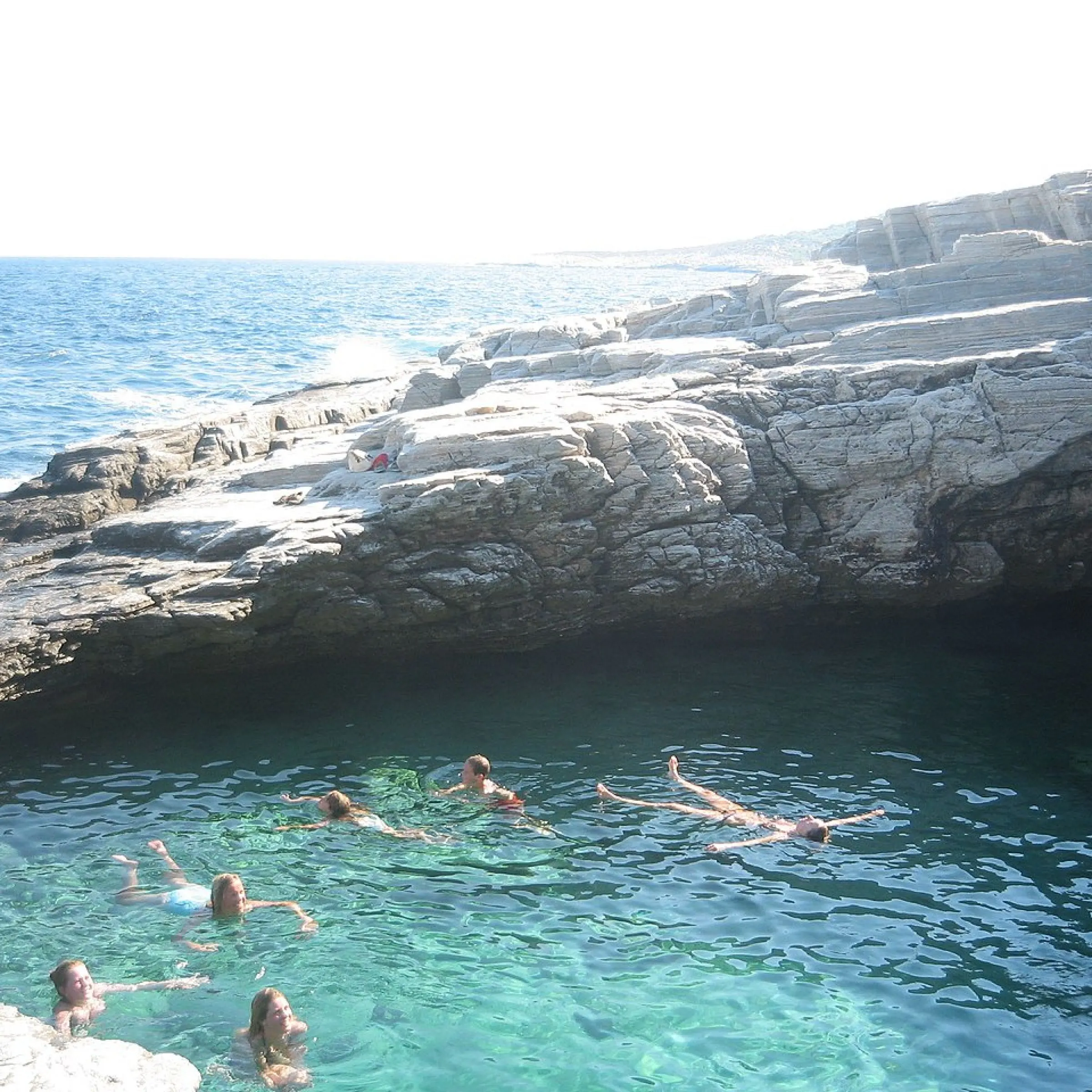 &Gamma;&kappa;&iota;ό&lambda;&alpha;, &tau;&omicron; &delta;ά&kappa;&rho;&upsilon; &tau;&eta;&sigmaf; &Alpha;&phi;&rho;&omicron;&delta;ί&tau;&eta;&sigmaf;